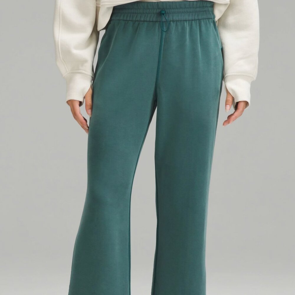 Lululemon athletica Womens cropped Softstream sweatpants